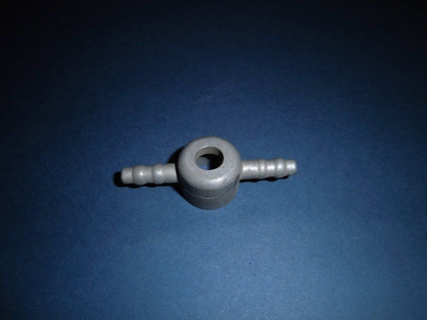 B 615027 D(2) Racord entrada gasolina doble, carb