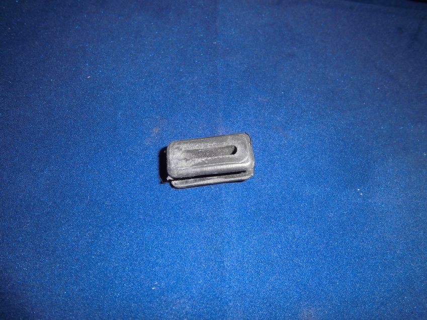 B 1800140 Goma paso cables salida motor, El bandido, El Montadero