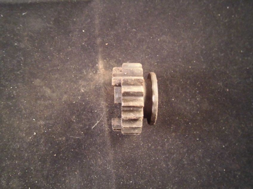 B 11711P006 Piñón desplazable de 1ª Z 19, Pursang MK 7  8 125cc