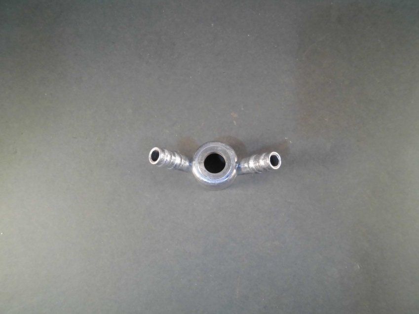 B 14415027 2 Racord entrada gasolina carb